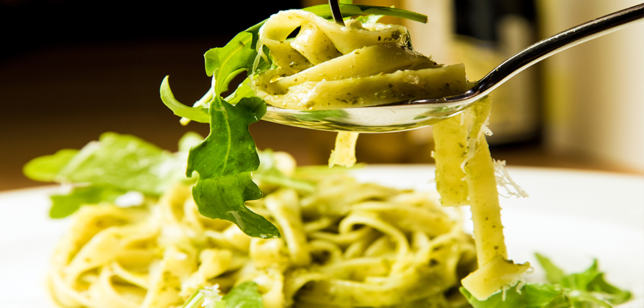 Fettuccine con pesto di rucola, pomodorini e pinoli