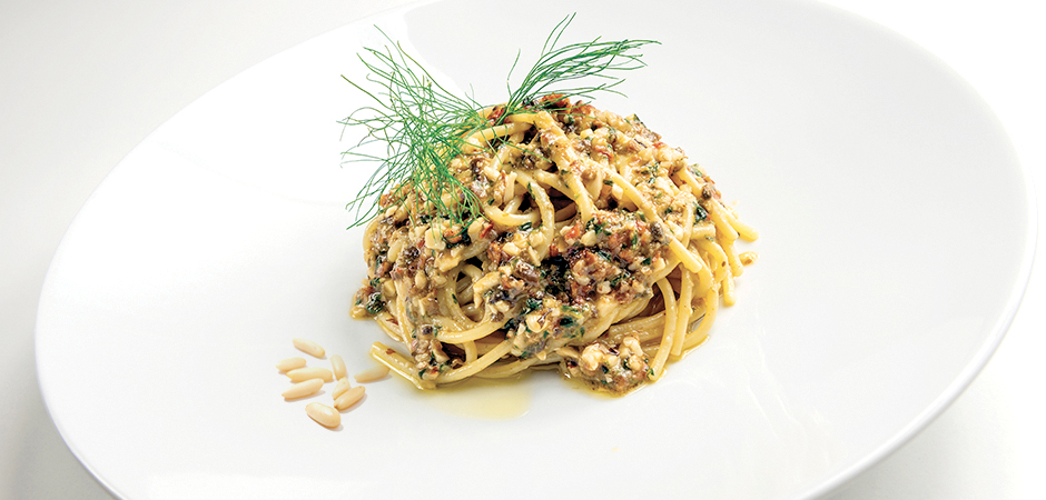 Spaghetti con baccalà, uvetta e pinoli